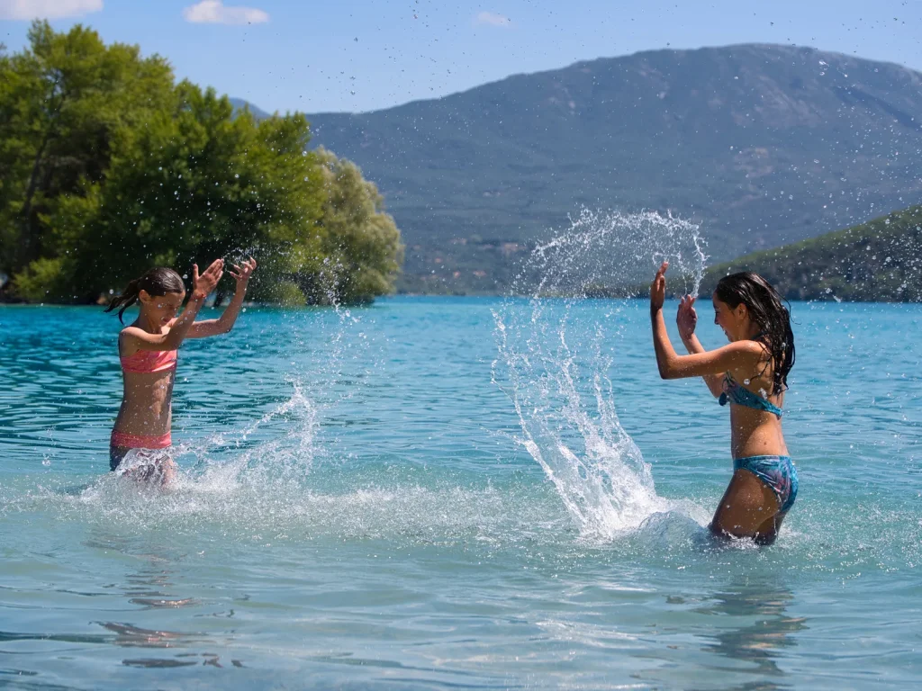 Jeux d'eau au lac de Sainte Croix du Verdon