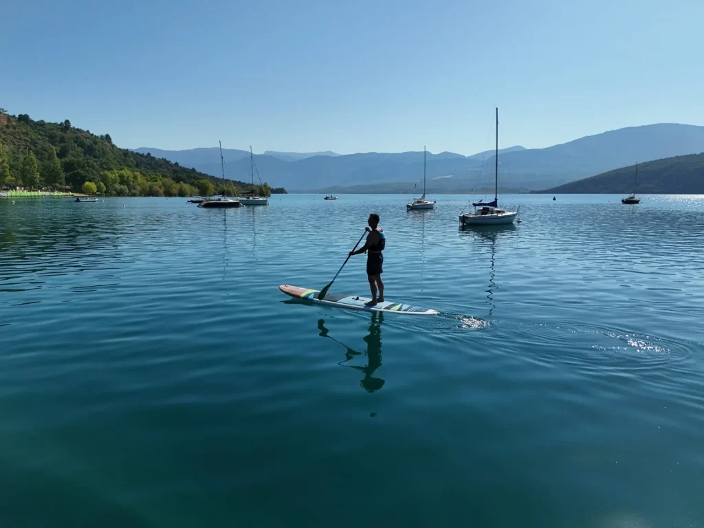 Balade paisible en paddle sur le lac de Sainte Croix du Vetdon