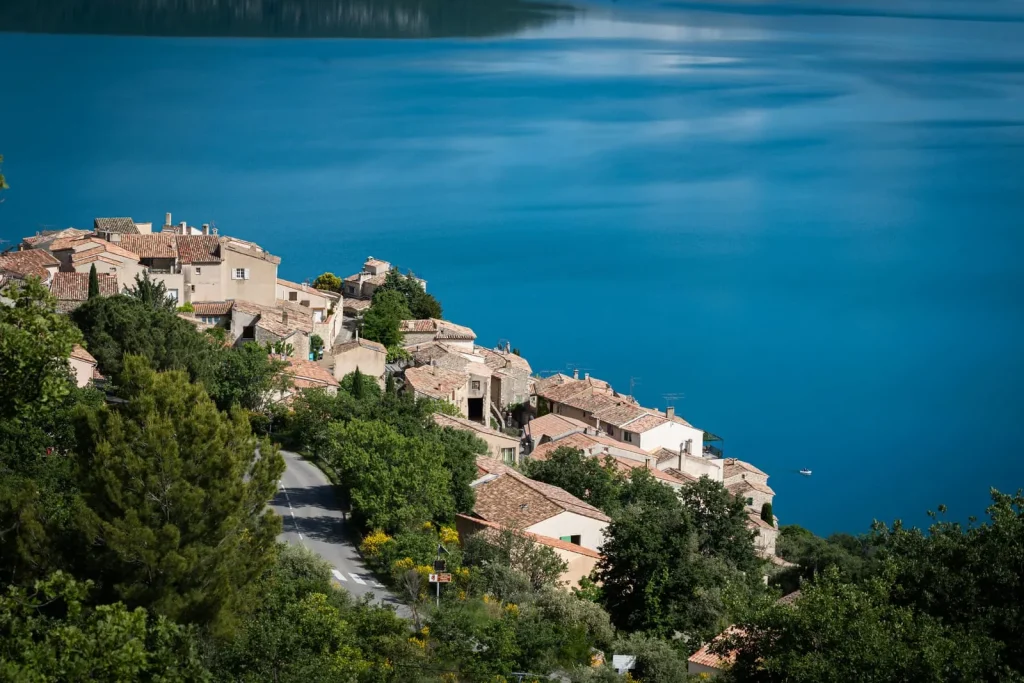 Le village de Sainte Croix du Verdon les pieds dans l'eau