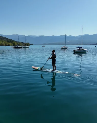 Balade paisible en paddle sur le lac de Sainte Croix du Vetdon