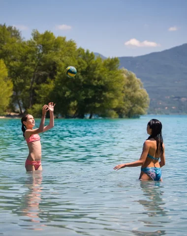 Baignade et plage sur les rives du lac de Sainte Croix du Verdon